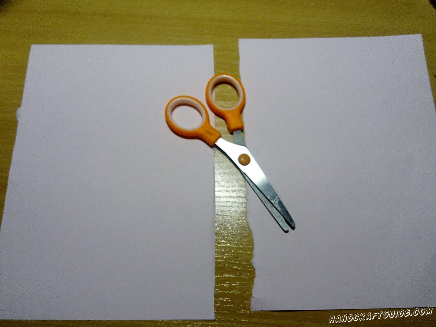 Белый лист формата А4 разрезаем пополам