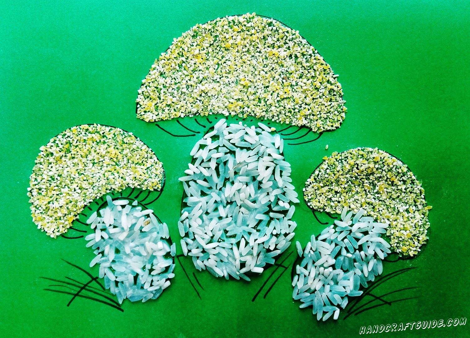 картина с грибочками из круп для детей