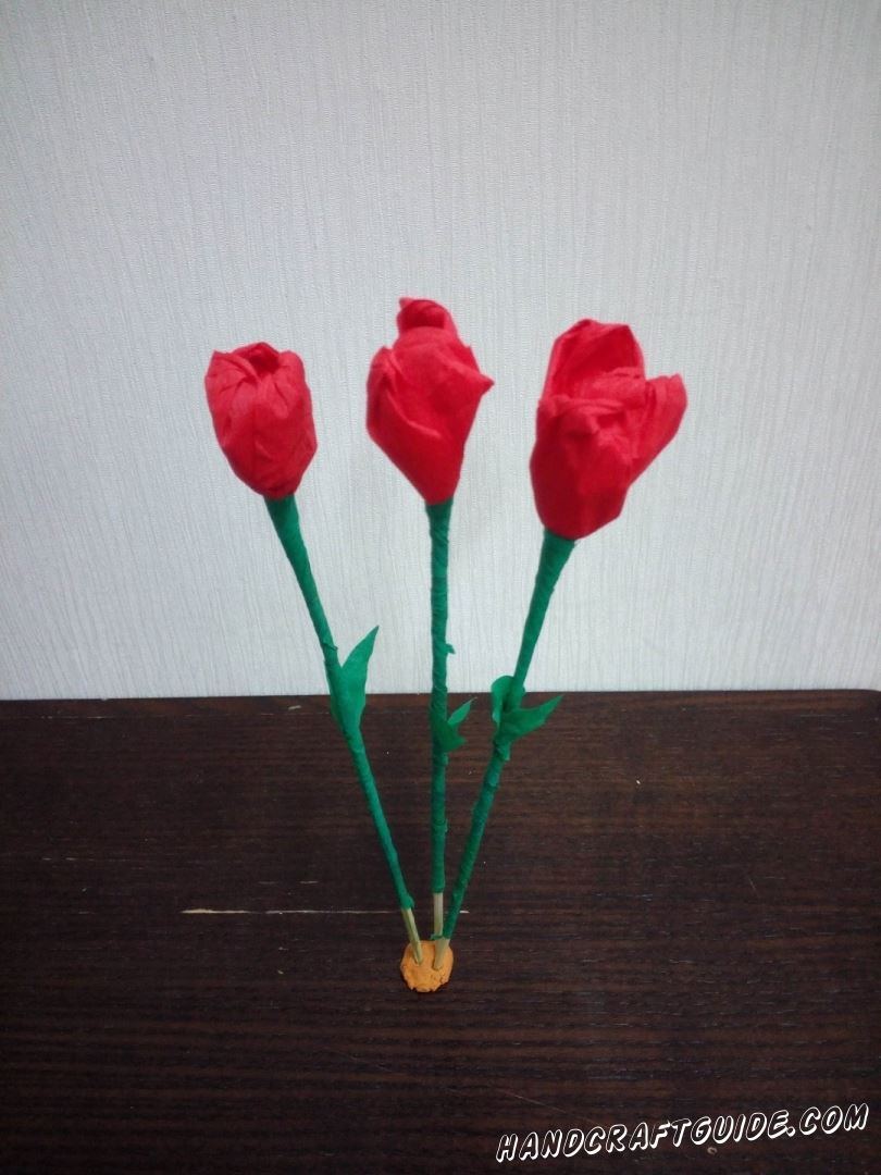 тюльпаны из цветной гофрированной бумаги