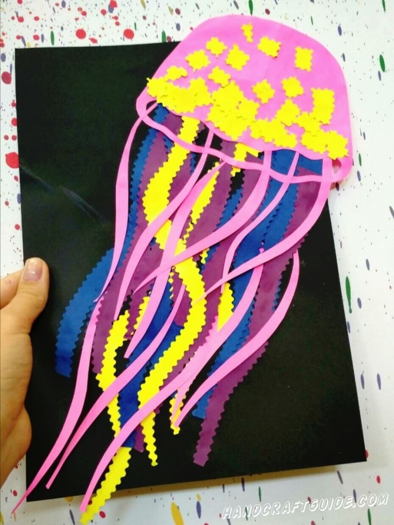 Изучаем подводный мир,с помощью поделок из цветной бумаги. Сейчас мы сделаем вот такую красивую разноцветную медузу. 