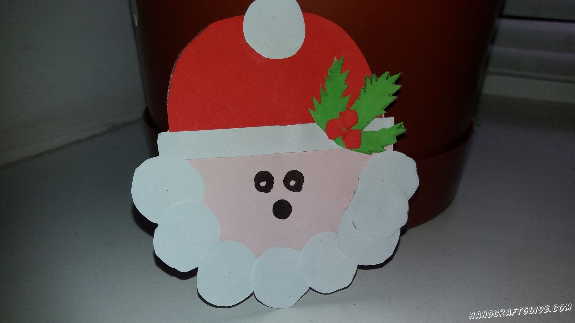 Сегодня мы сделаем бумажного Санта Клауса в преддверии рождественских праздников.