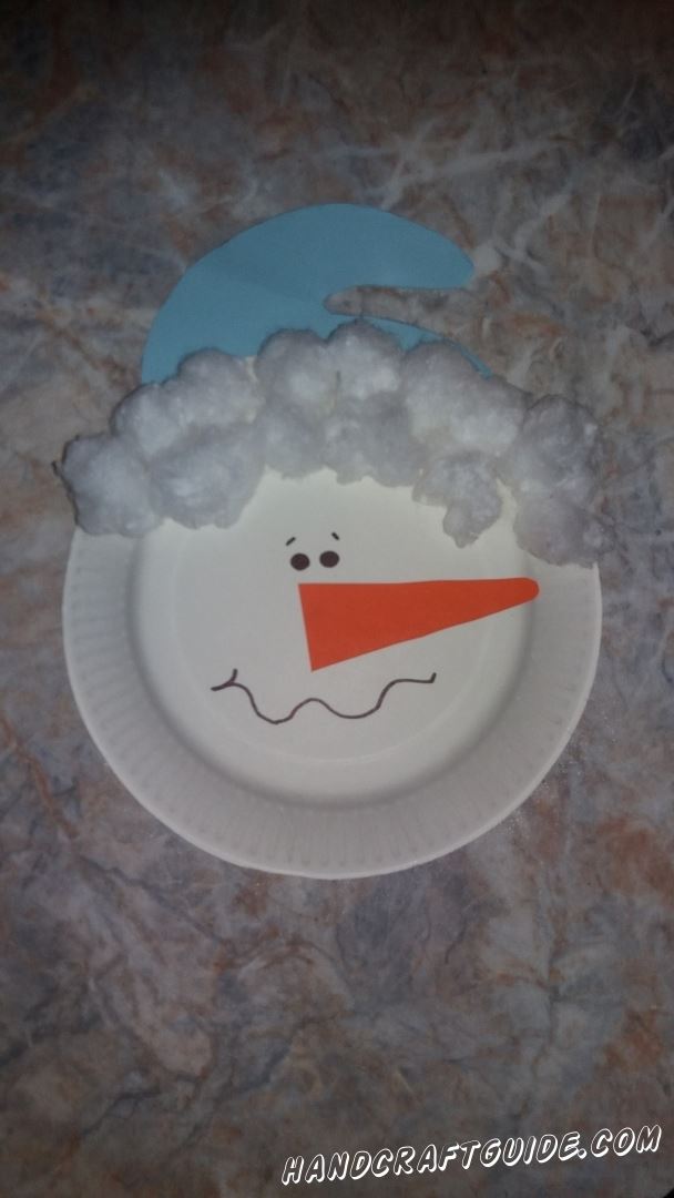 лицо снеговика из пластиковой тарелки
