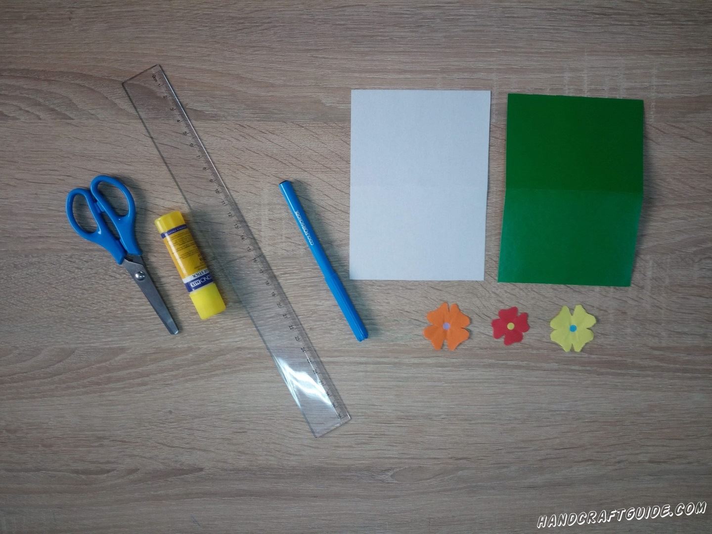Для выполнения данной поделки нам понадобится: Цветная бумага Ножницы Клей Фломастеры (Карандаши) Цветной картон Линейка