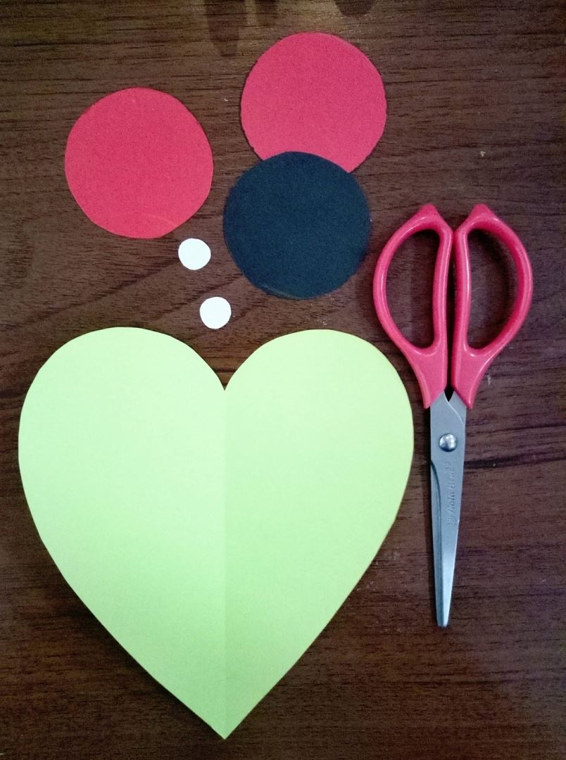 To start from the paper cut out the circles. The same average size: two red and one black; Small: 2 white. And one heart, preferably a light pink color, large size.