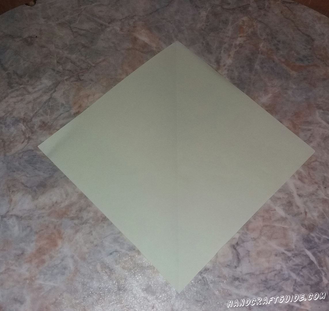 Из бумаги любого цвета нам нужно вырезать ровный квадрат. 