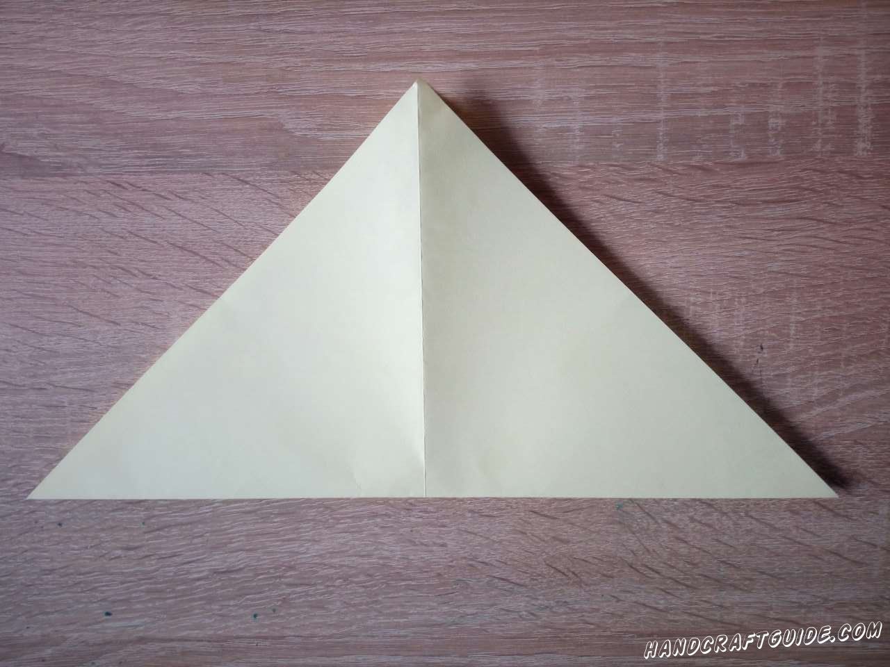 Берём светлую бумагу для оригами или вырезаем квадрат из обычной. Сгибаем в треугольник и разворачиваем Складываем снова, делая новый сгиб