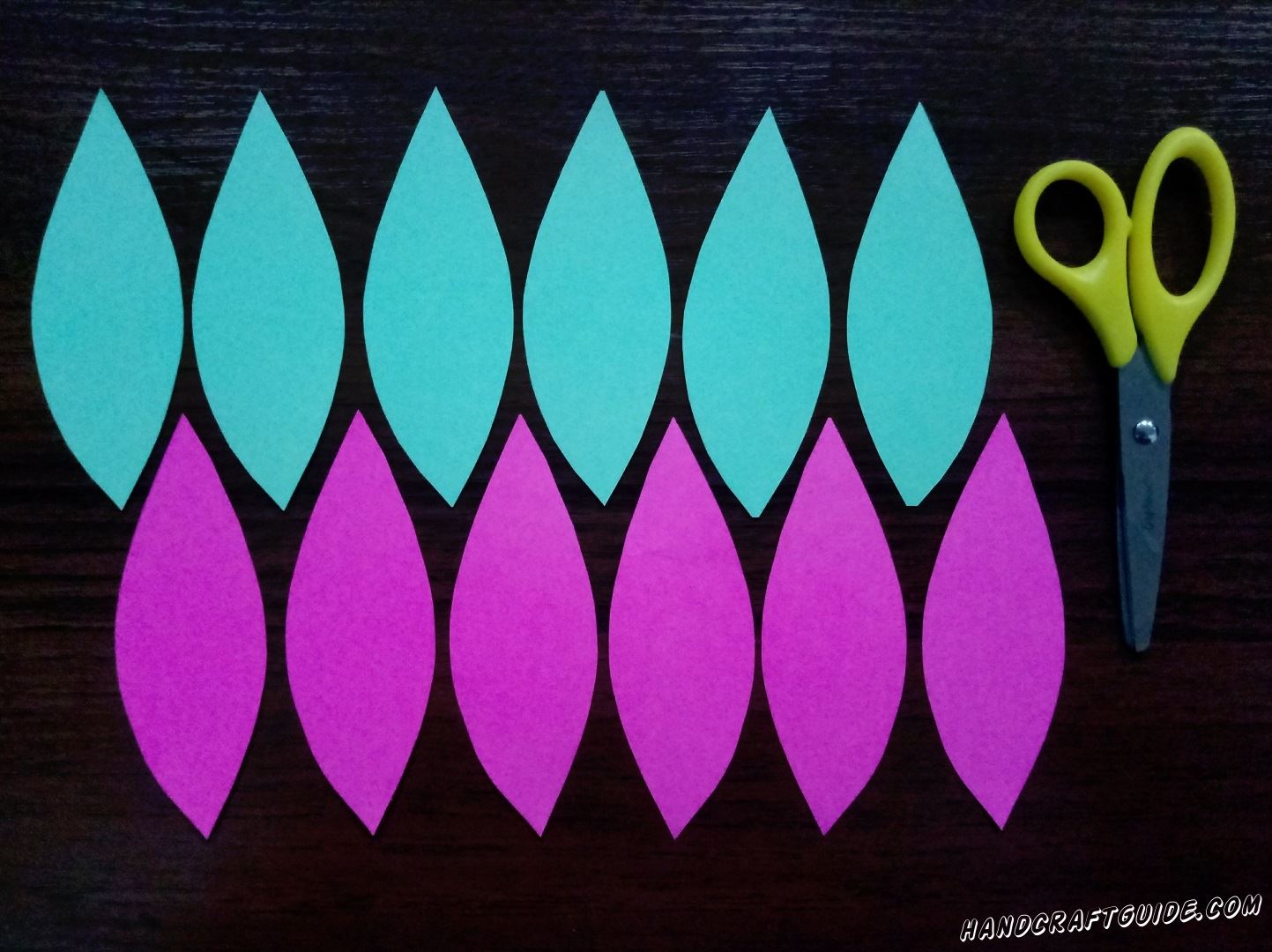 First let's take turquoise paper and cut out 6 identical petals. Do the same with purple paper. 