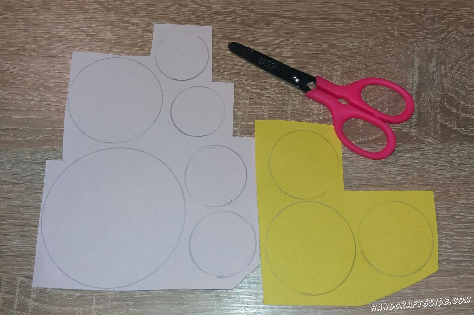 Для начала вырезаем из бумаги все необходимые детальки. Берем светло-розовую бумагу и вырезаем один большой круг, один круг среднего размера и 4 малых круга малого размера. Теперь берем желтую бумагу вырезаем 1 круг среднего размера, и 2 маленьких круга