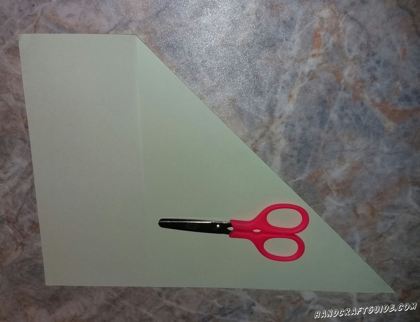 Из бумаги любого цвета нам нужно вырезать ровный квадрат и сложить с него треугольник. 