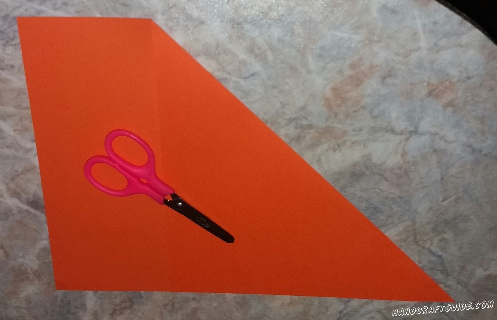 Из бумаги оранжевого цвета нам нужно вырезать ровный квадрат. Затем внимательно повторим все сгибы, показанные на фото.