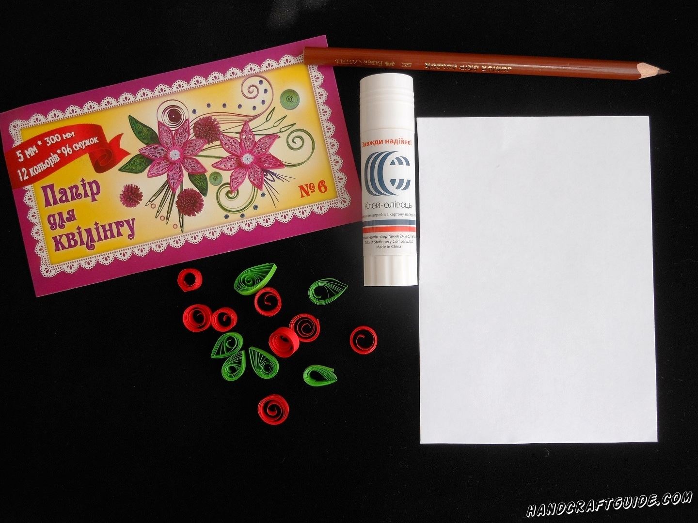 Берем бумагу для квиллинга и скручиваем листики зелёного цвета и красные круглые ягодки. Откладываем их в сторону