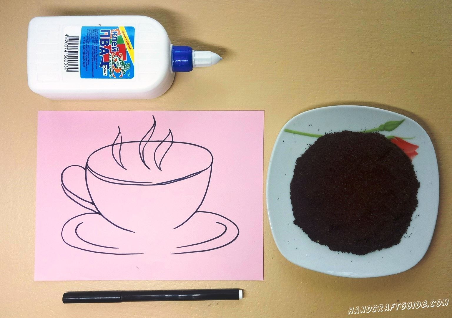 На розовом листе бумаги мы рисуем чашечку ароматного кофе, как показано на фото