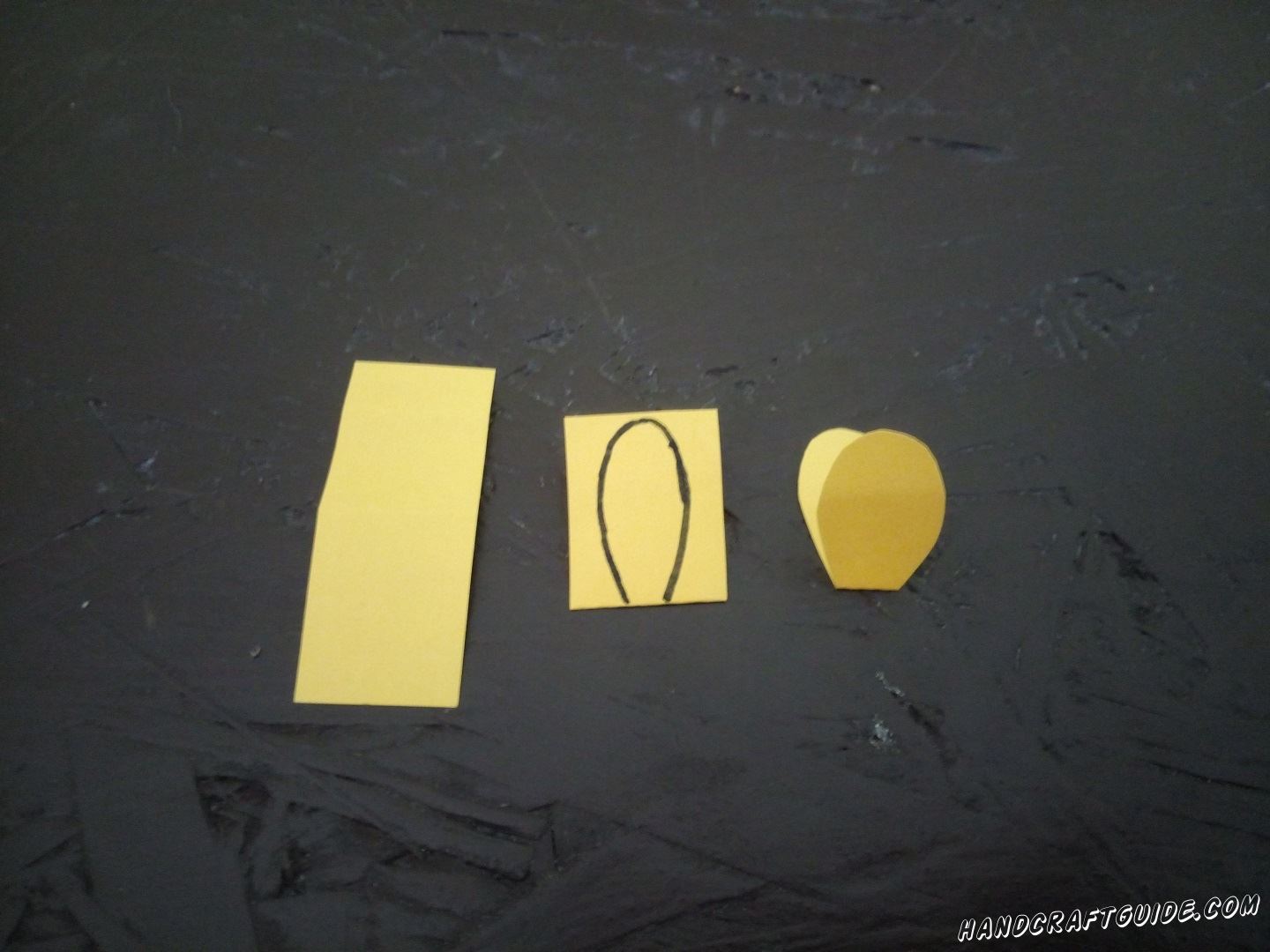 Складываем желтую бумагу пополам и вырезаем клювик