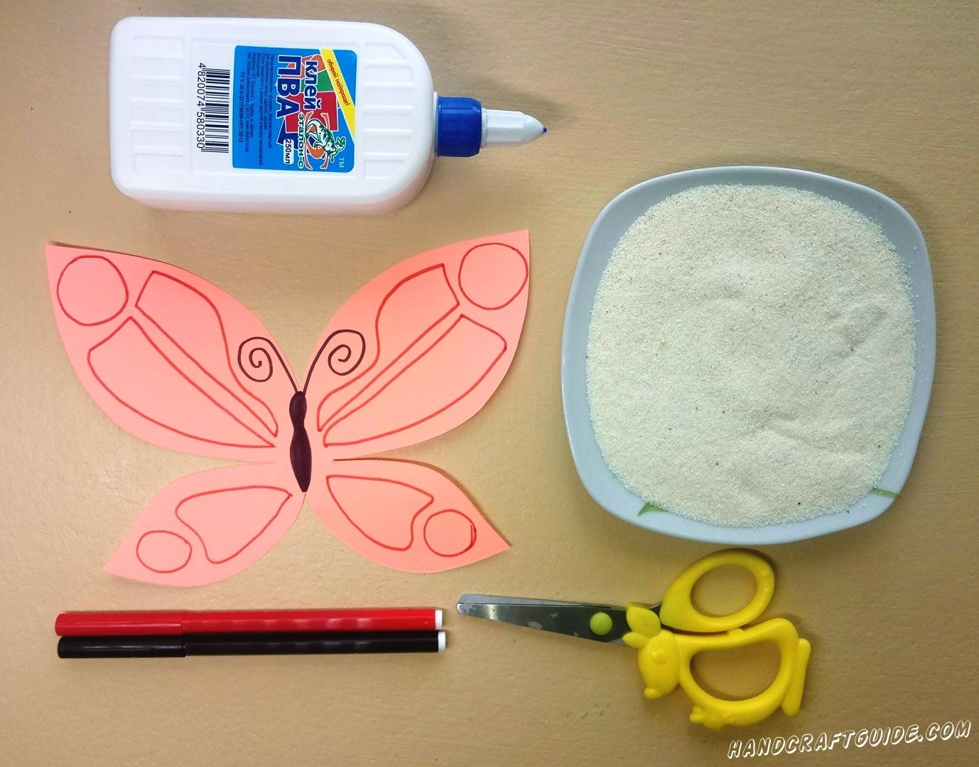 Разрисовываем нашу бумажную бабочку, как показано на фото