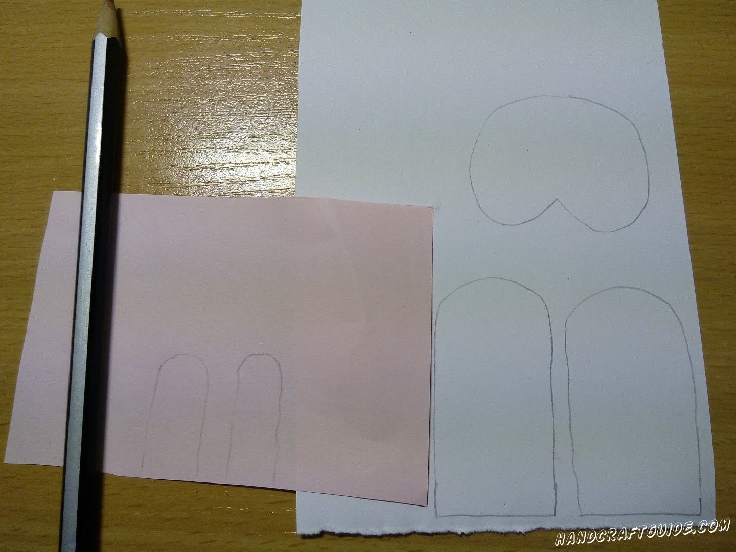 Далее на белой бумаге мы рисуем 2 ушка и подставочку под низ яичка, на которой мы нарисуем лапки . Также рисуем 2 вставочки на ушки из розовой бумаги. Вырезаем нарисованные детали