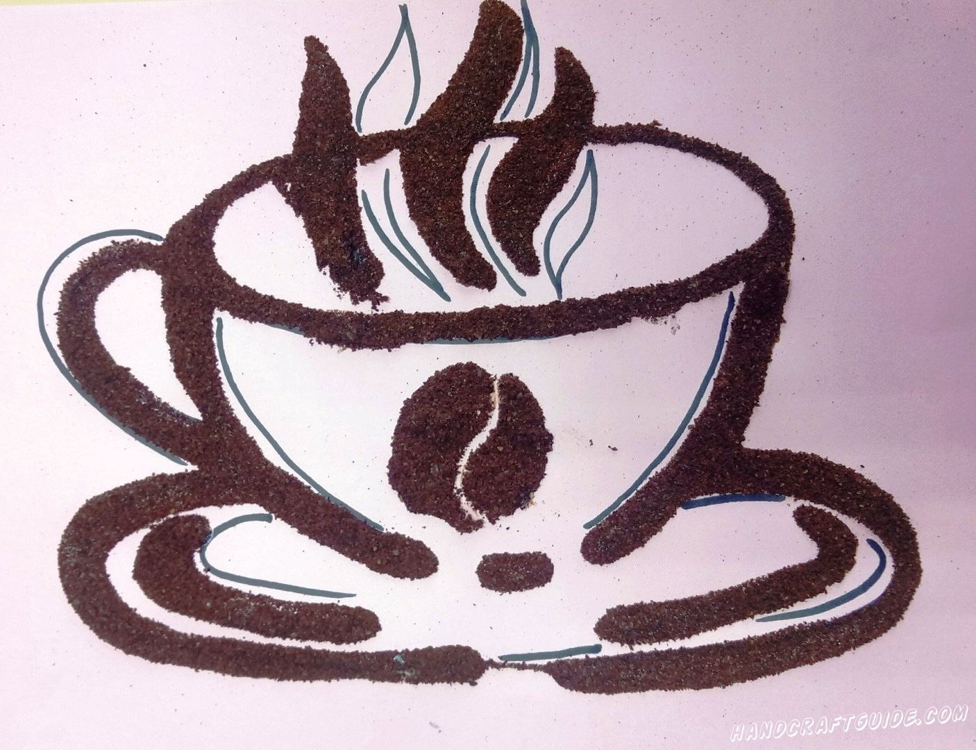 чашка кофе нарисованная молотым кофе