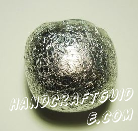 The manufacture of the ball is very simple, but it requires enough time. First, we make the basis for which we use foil. It is necessary to break it into large pieces and gradually fold them into a ball. It's better to roll up on the table base with smooth spherical surface. The diameter of the ball of foil 4-5 cm.