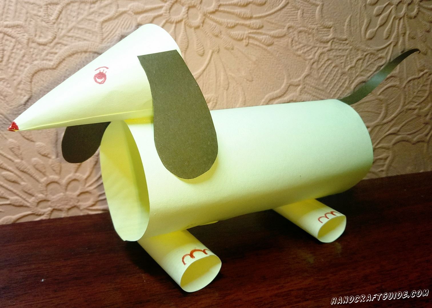 Собачка, выполненная из бумажных трубочек, станет вашим отличным другом и помощником.