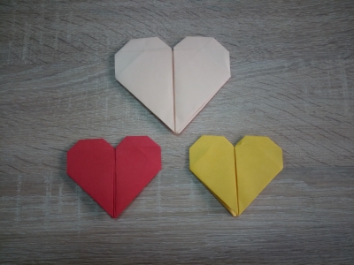 Научись делать такие красивые сердечки из цветной бумаги в любой момент без других подручных средств.