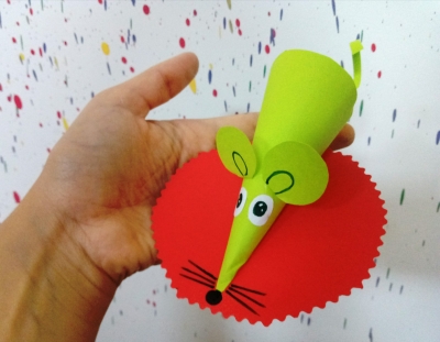 Эта зелёная мышка из цветной бумаги очень яркая и сможет без труда украсить вашу комнату. 