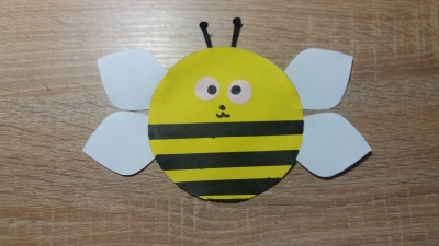 Очень классную пчелку из цветной бумаги мы сделаем прямо сейчас. Она не только очень красивая, но и простая в выполнении.