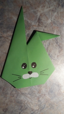 Давайте научимся делать крутого зайчика из цветной бумаги, с помощью искусства оригами. 