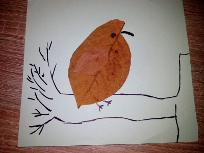 птица на дереве из осенних листьев