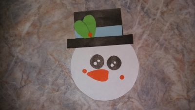 Этот снеговик из бумаги станет отличным украшения к новогодним праздникам! 
