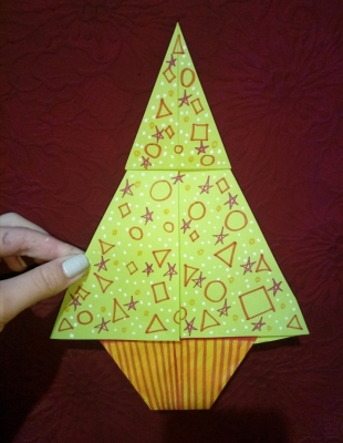 А сейчас, с помощью нашей любимой технике - оригами, мы сделаем крутую ракету! 