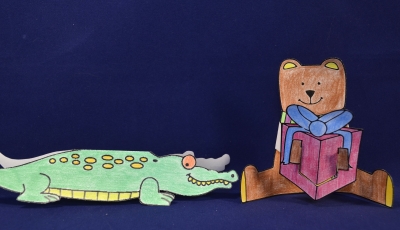 Бумажная игрушка с медвежонком, который дарит подарочек – это самое милое что можно подарить и бумаги. 