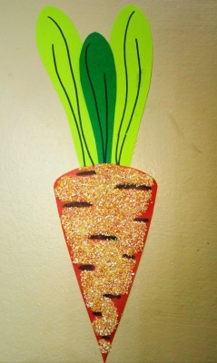 Аппликация Морковки из кукурузной крупы и цветной бумаги