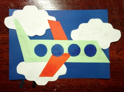 Собираем на борт пассажиров и отправляем в полёт на нашем самолёте из цветной бумаги.