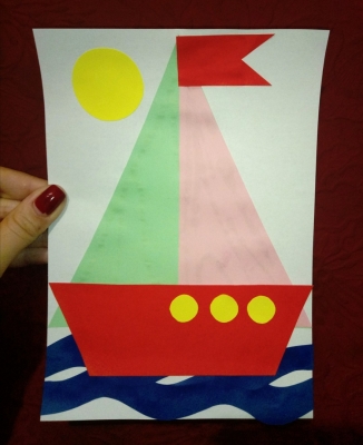 Отправляемся в море на нашем кораблике из цветной бумаги.