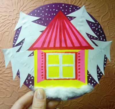 Бумажная игрушка с домиком в зимнем лесу.